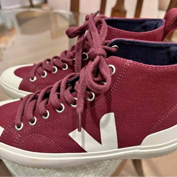 Veja Wata II Canvas in Maroon Red - Picture 1 of 6